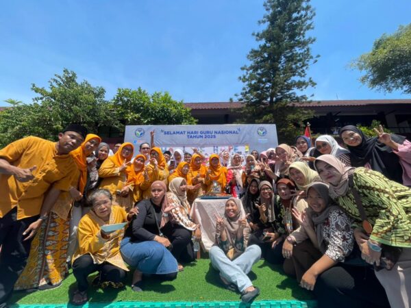 SDN Pisangan Timur 11 Selenggarakan Peringatan Hari Guru Nasional 2025