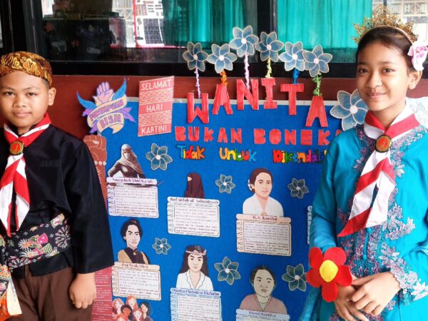 Peringatan Hari Kartini di SDN Pisangan Timur 11 Melalui Lomba Majalah Dinding yang Kreatif dan Inspiratif