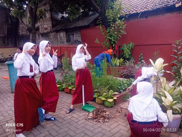 Kegiatan Bersih-Bersih Halaman Sekolah Sambut Hari Pendidikan Nasional 2026