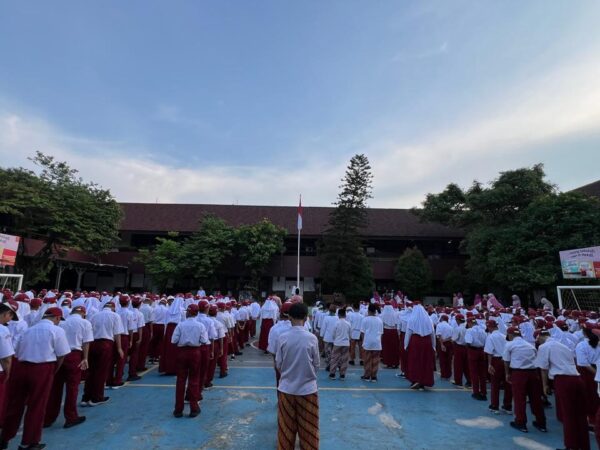 Upacara Peringatan Hari Pendidikan Nasional 2026 di SDN Pisangan Timur 11 Berlangsung Khidmat dan Penuh Makna