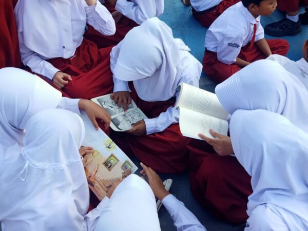Kamis Literasi dan Bernyanyi, Membangun Budaya Literasi dan Karakter Murid SDN Pisangan Timur 11