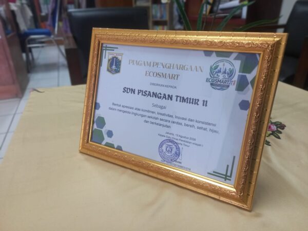 SDN Pisangan Timur 11 Raih Penghargaan ECOSMART dari Kepala Suku Dinas Pendidikan Wilayah I Kota Administrasi Jakarta Timur